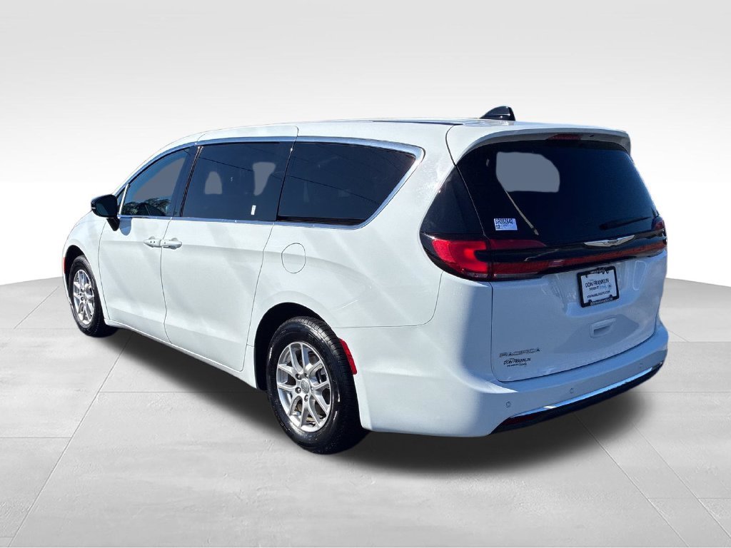 Used 2025 White Chrysler Select image 3