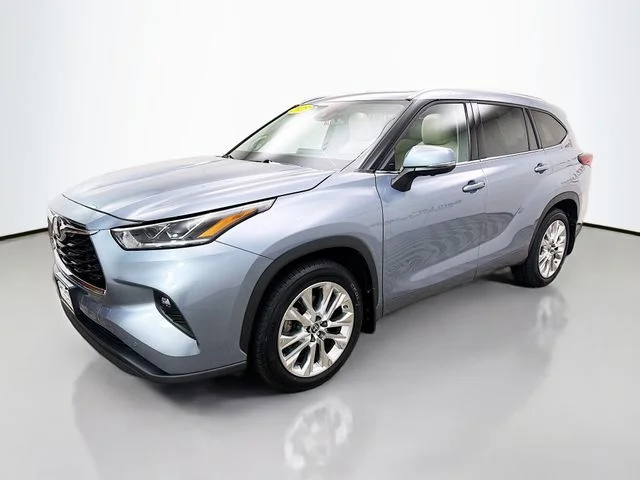Used 2023  Toyota Limited image 3