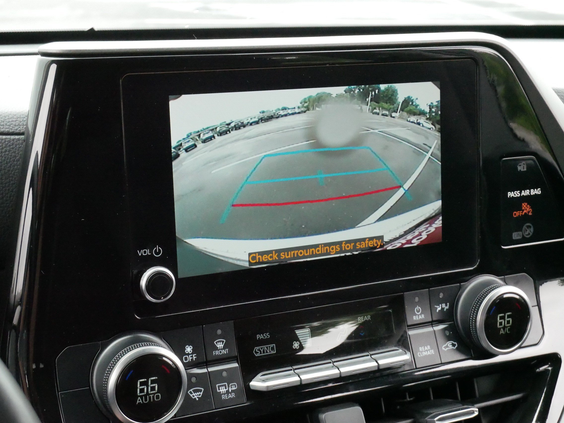 2024 Toyota Highlander LE - Photo 30