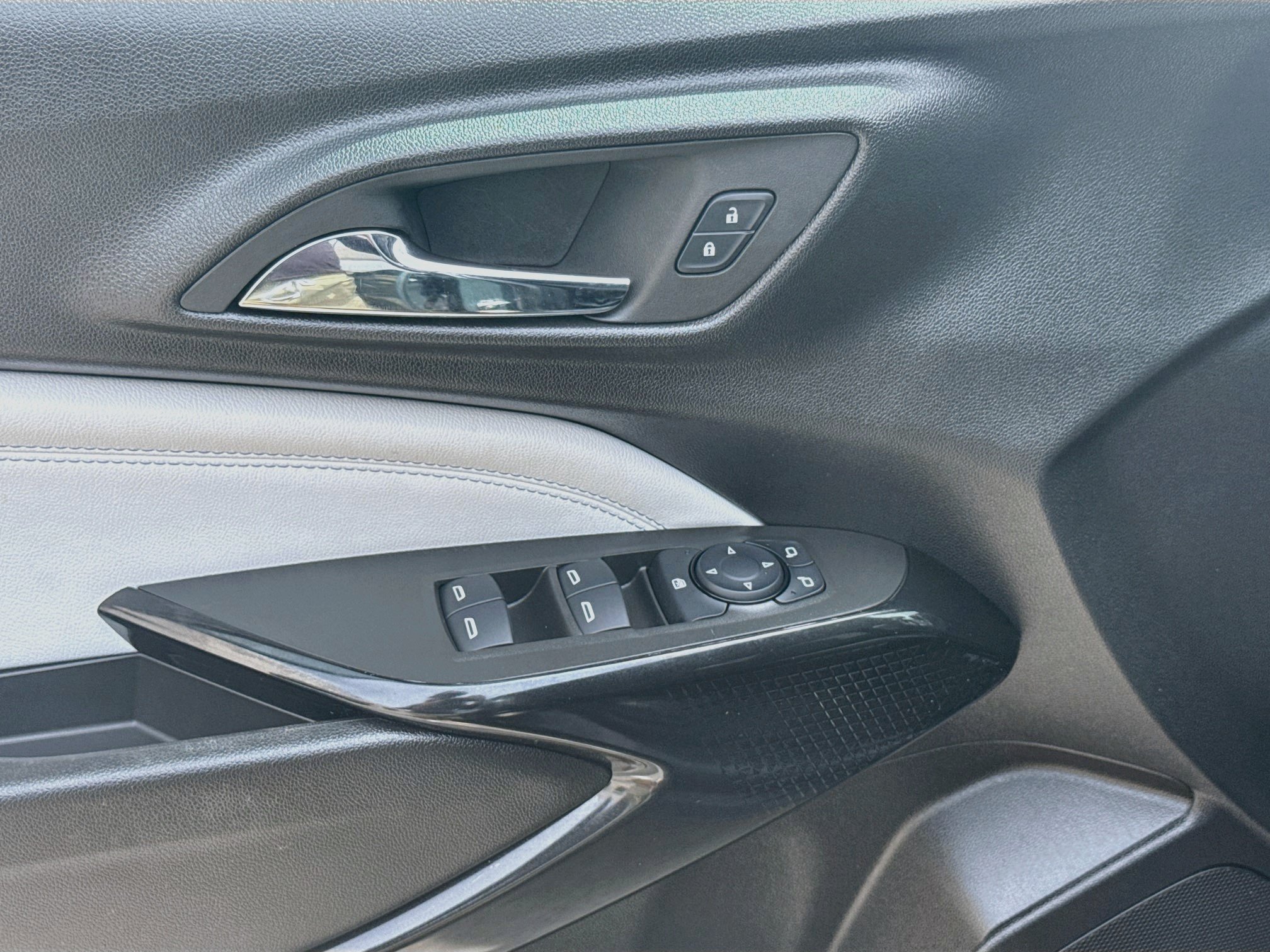 2025 Chevrolet Trax LT - Photo 14