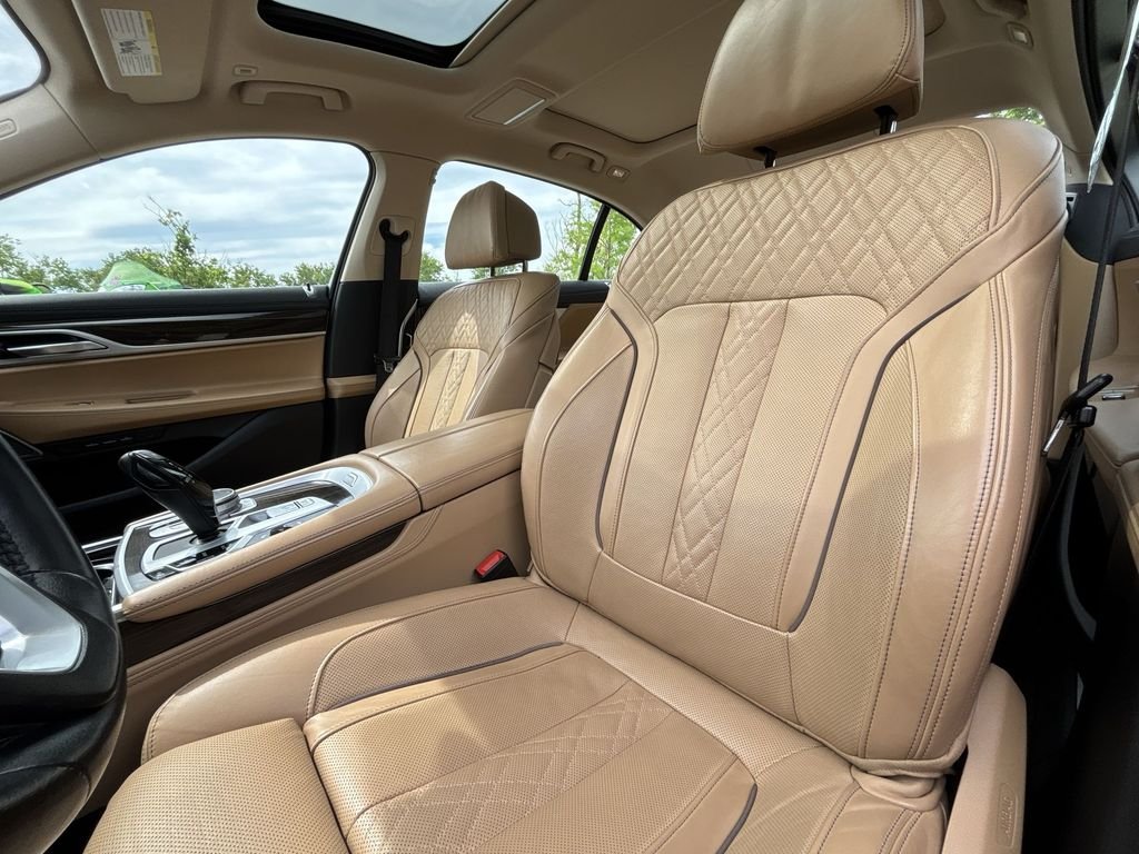 Used 2022 Black BMW 750i xDrive image 13