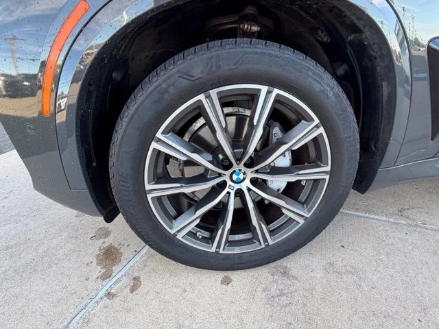 Used 2024 Gray BMW xDrive40i image 10
