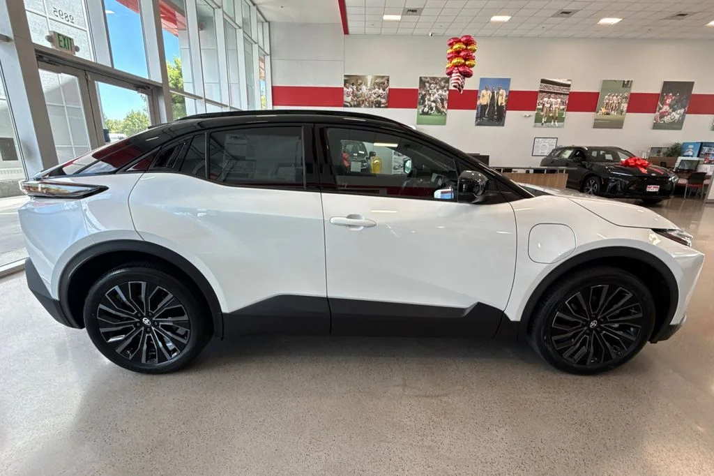 New 2026 Wind Chill Pearl with Midnight Black Metallic roof <sup>1</sup> Toyota  XSE image 4