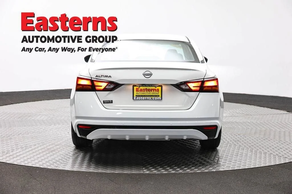 Used 2025 White Nissan 2.5 SV image 8