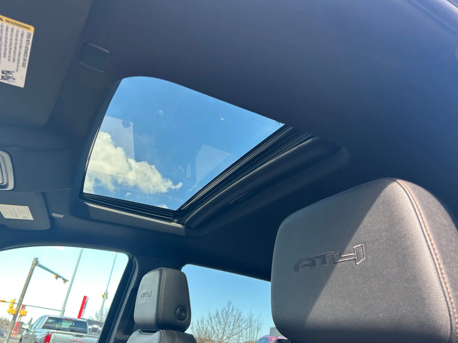 Used 2022 White GMC AT4 Crew Cab image 18