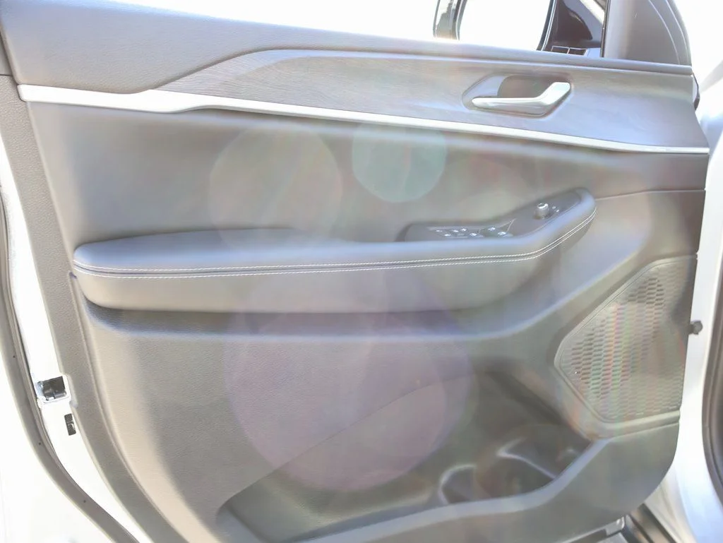 New 2026 Silver Zynith Exterior Paint Jeep Altitude image 21