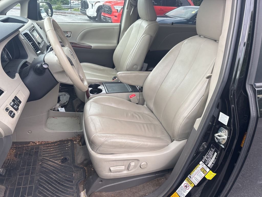 Used 2013 Black Toyota XLE image 9