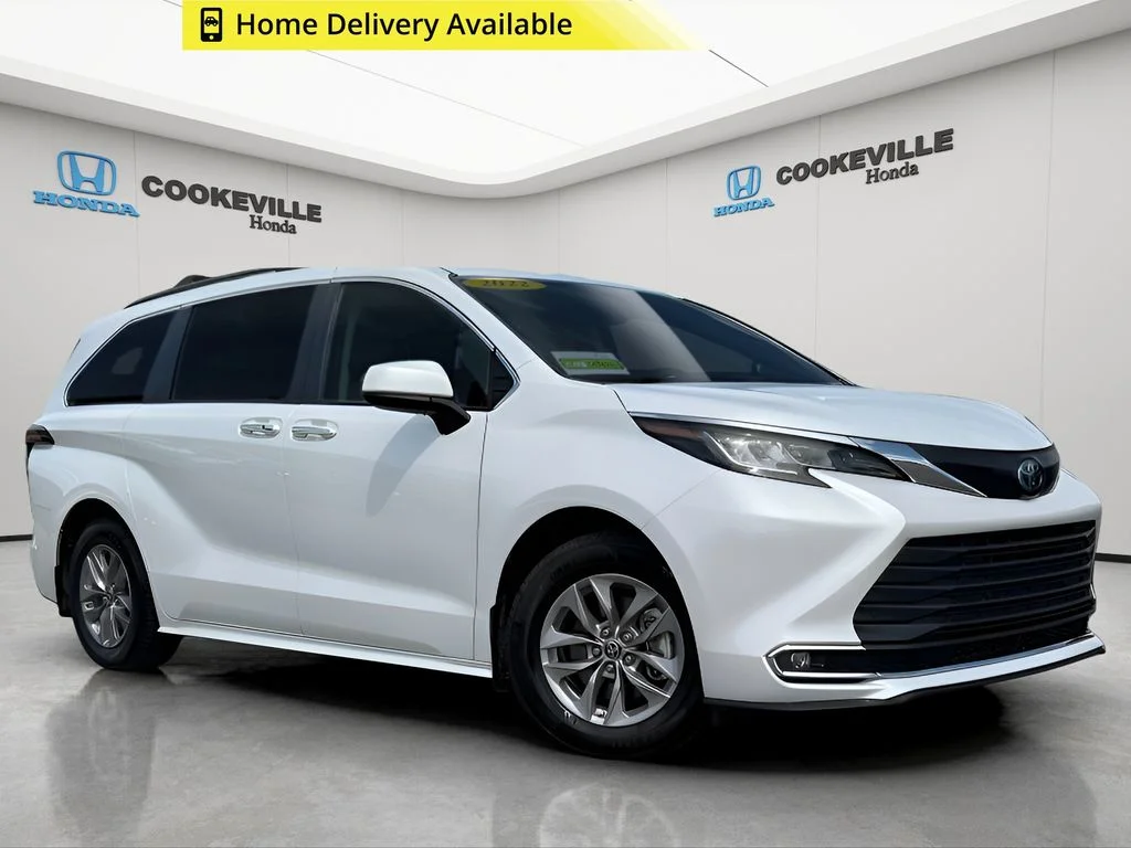 Used 2022 Wind Chill Pearl Toyota XLE image 1
