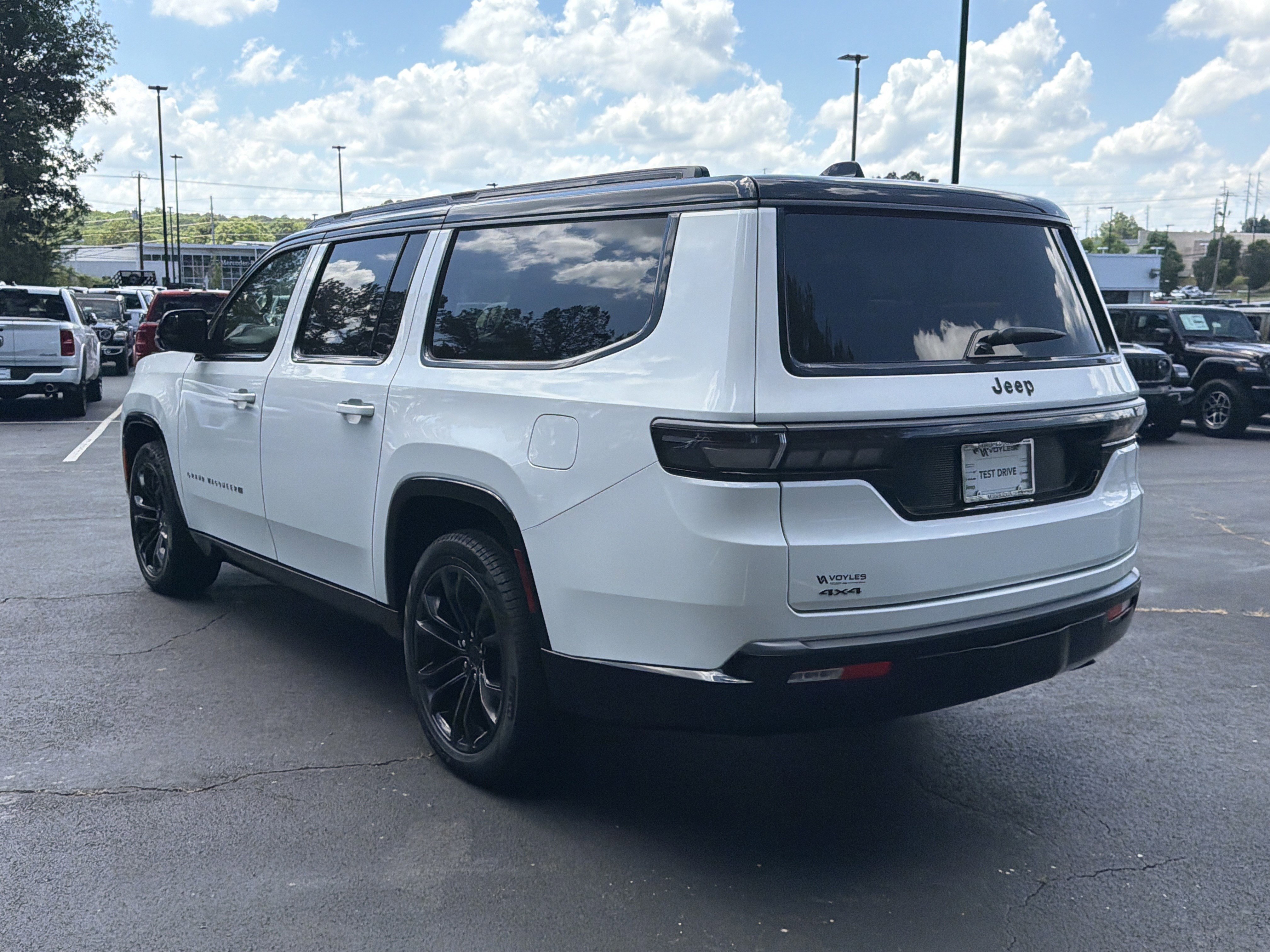 New 2026 Bright White Clear-Coat Exterior Paint Jeep Summit Obsidian image 6