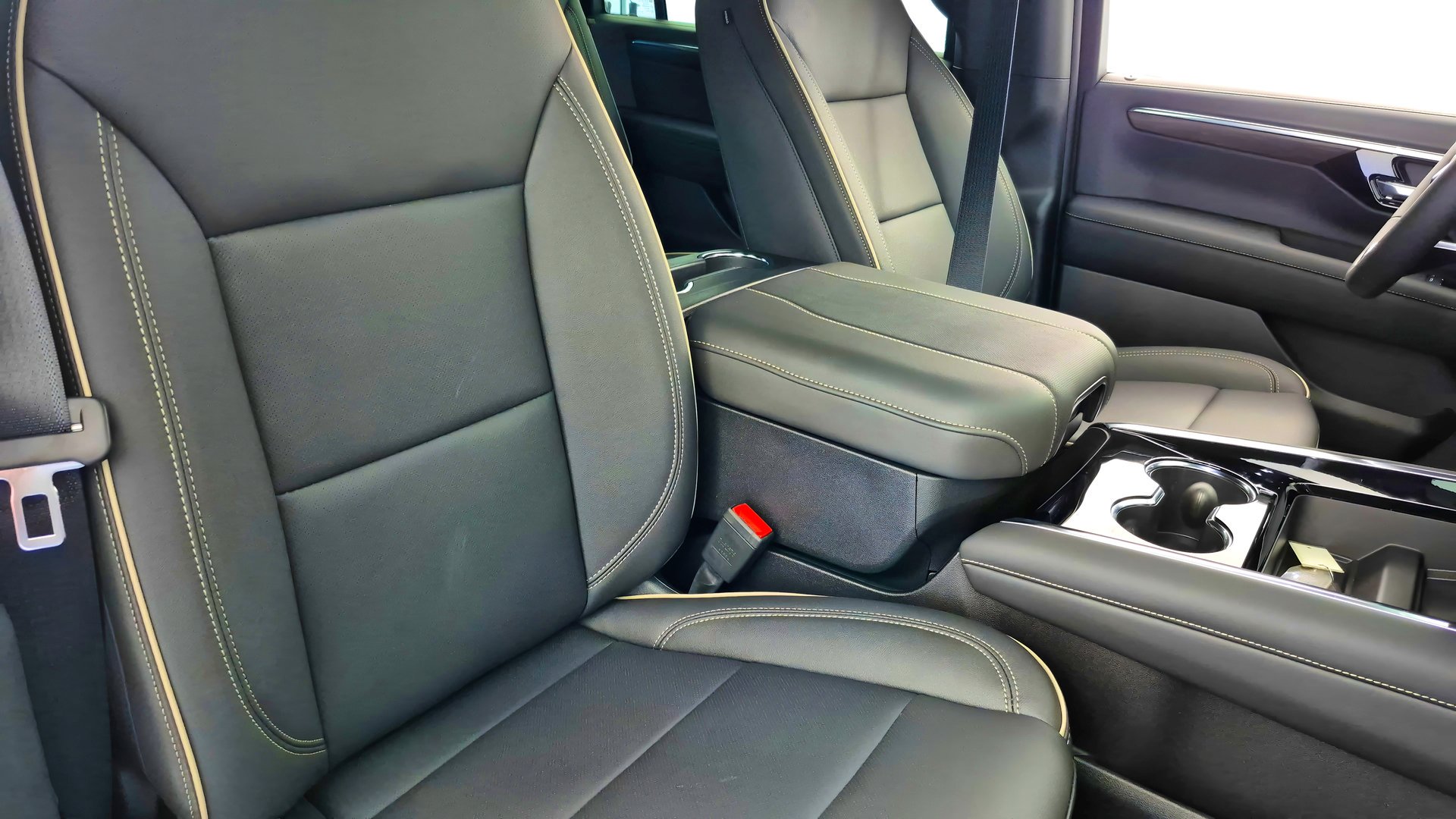 2026 Chevrolet Suburban Premier - Photo 28