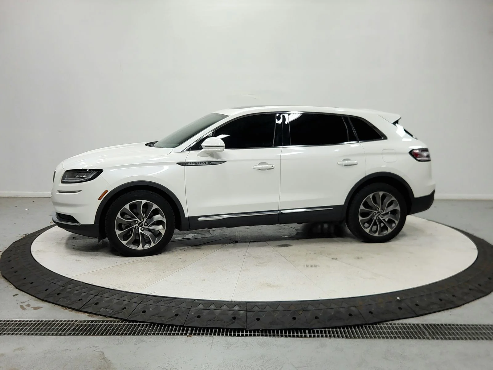 Used 2023 White Lincoln Reserve image 5