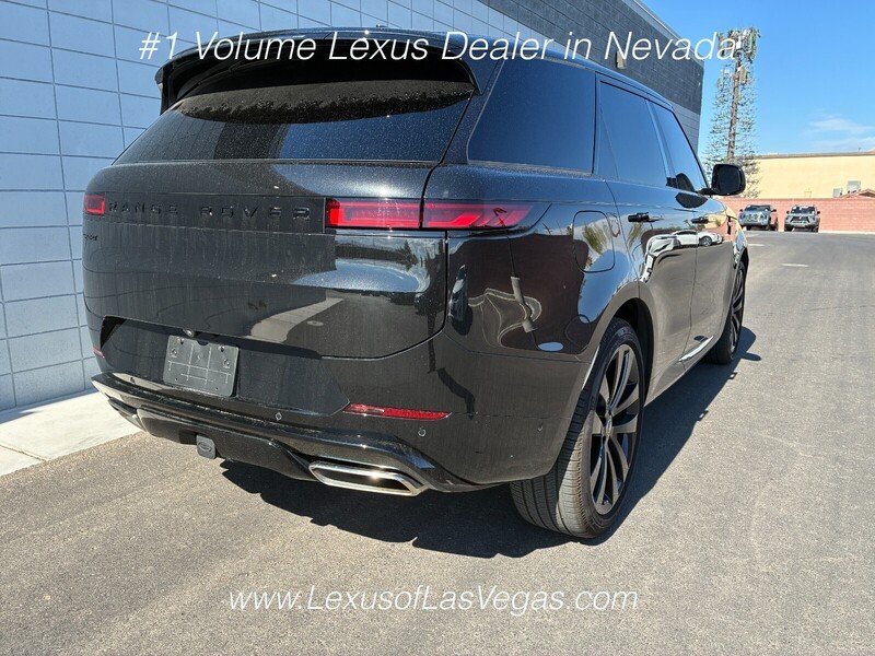 Used 2025  Land Rover Dynamic SE image 3