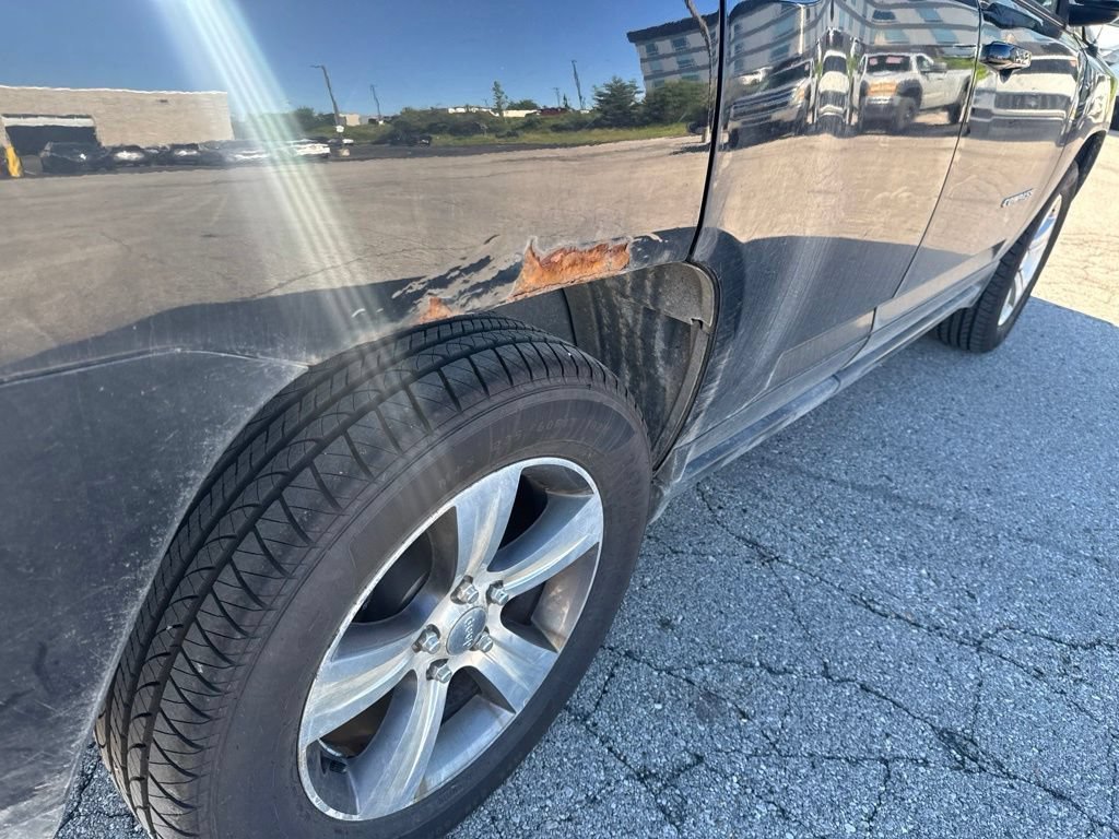 Used 2016  Jeep Latitude image 18