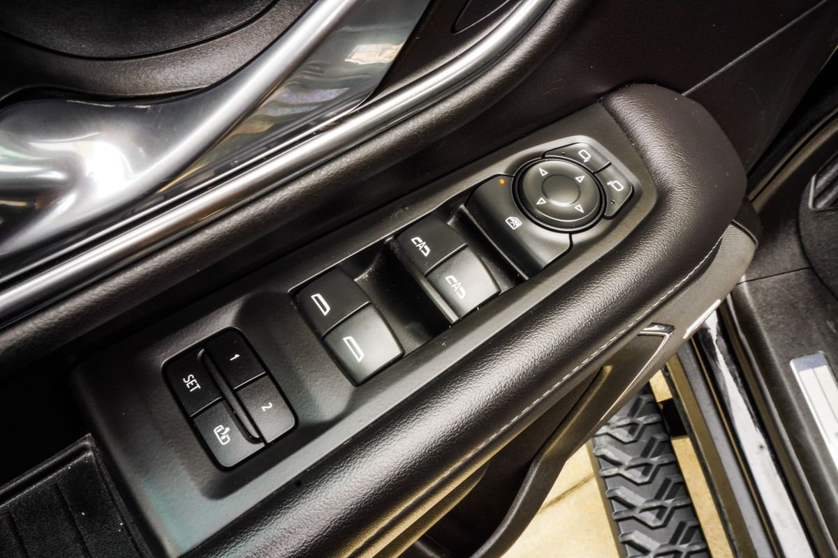 Used 2021 Black Chevrolet Z71 image 35