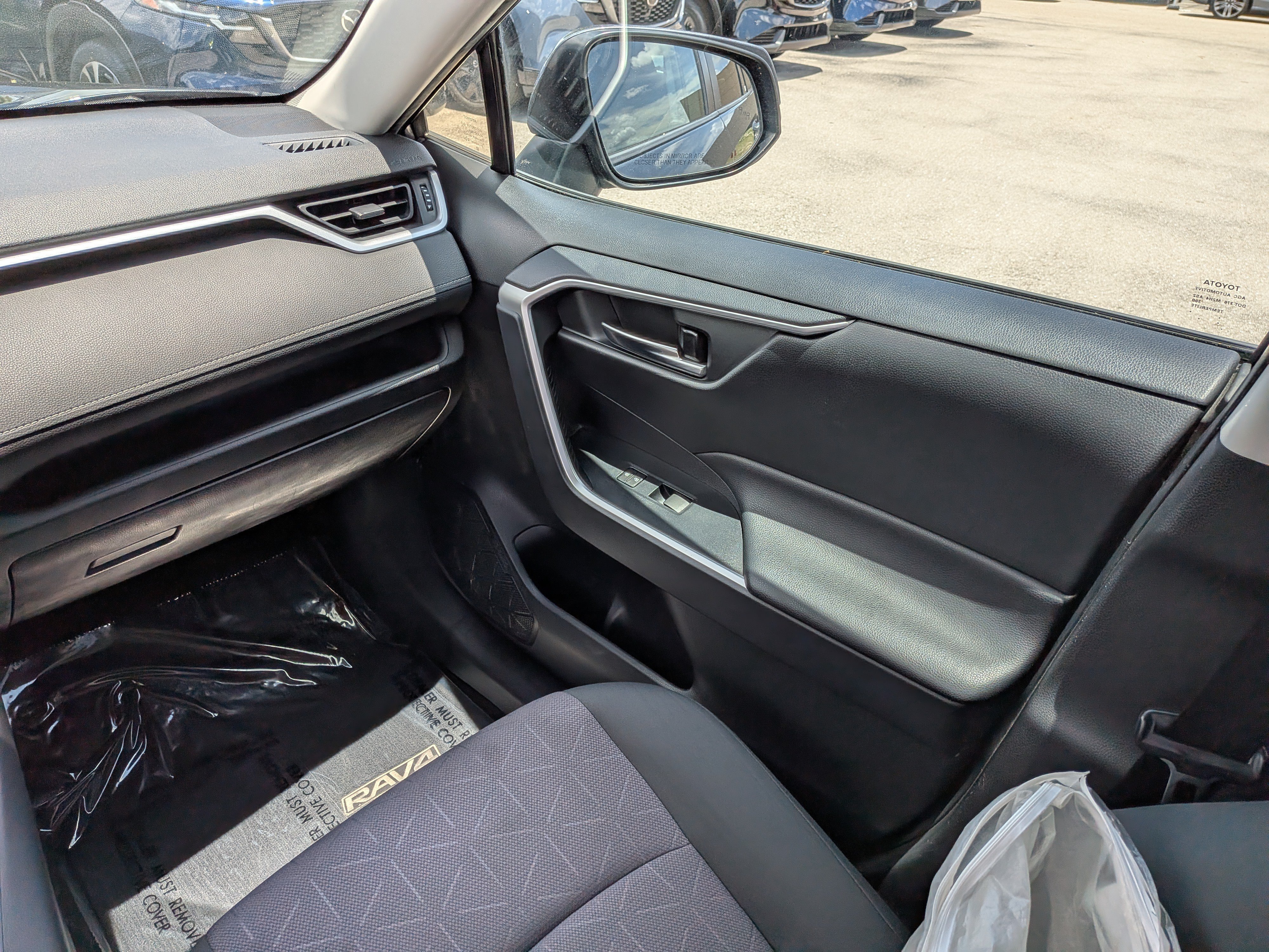 2019 Toyota RAV4 XLE - Photo 18
