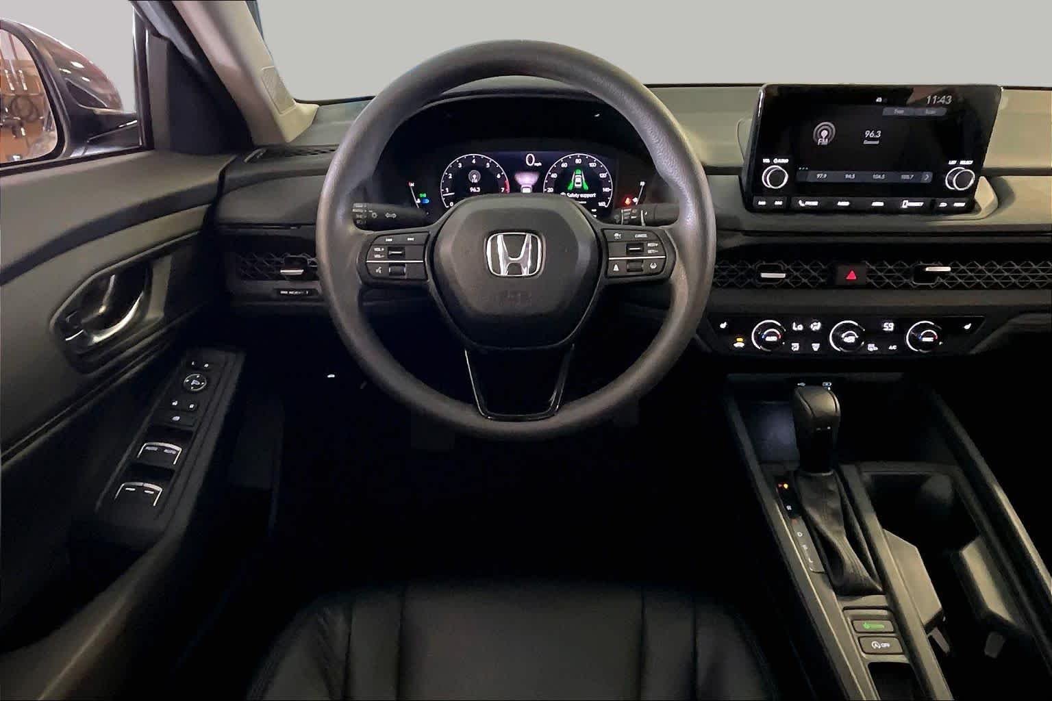 Used 2025 Solar Silver Metallic Honda SE image 5