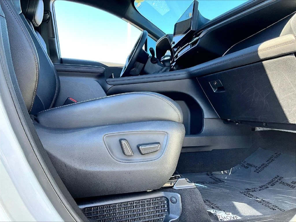 2025 Toyota Sienna Platinum - Photo 38