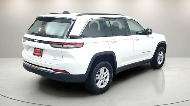 New 2025 Bright White Clear-Coat Exterior Paint Jeep Laredo image 9