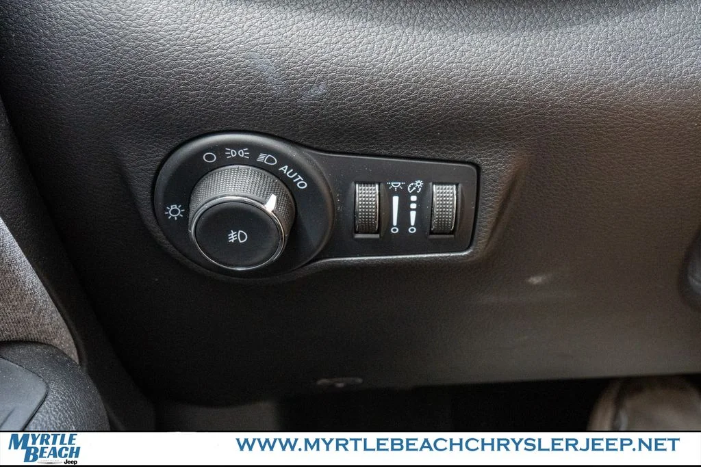 Certified Used 2023 Bright White Clearcoat Jeep Latitude image 30