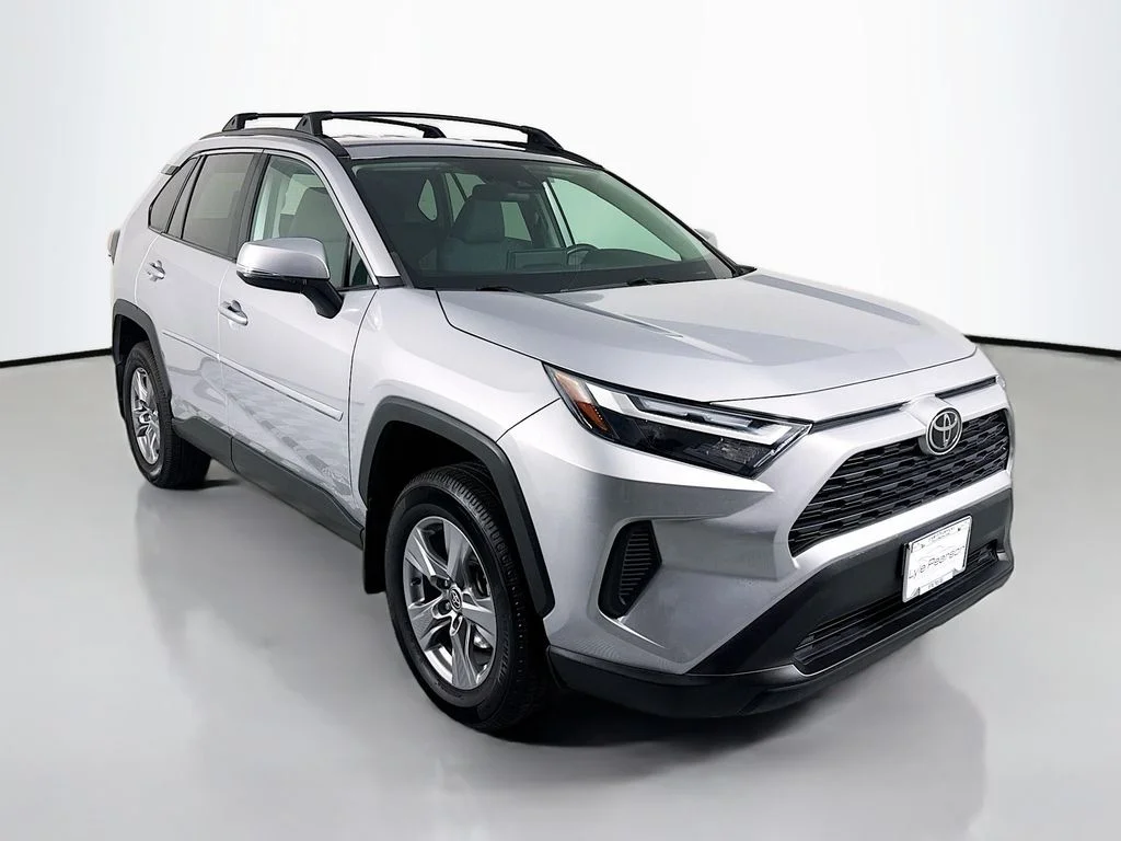 Used 2022 Silver Toyota XLE image 7