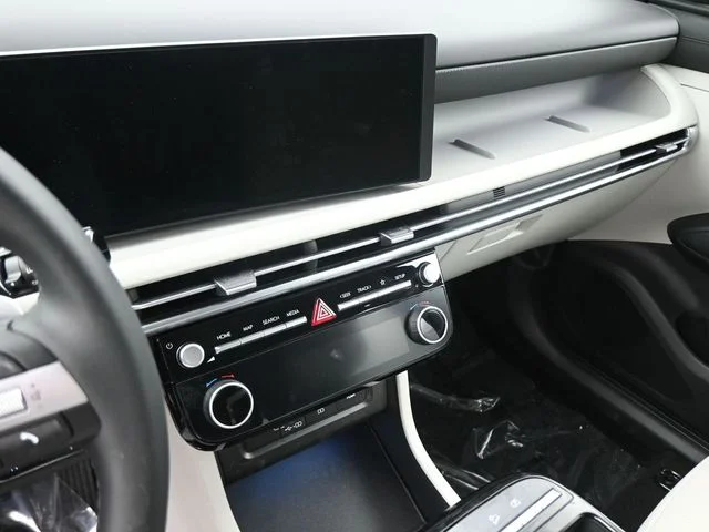 Used 2025 Gray Hyundai SEL Convenience image 21
