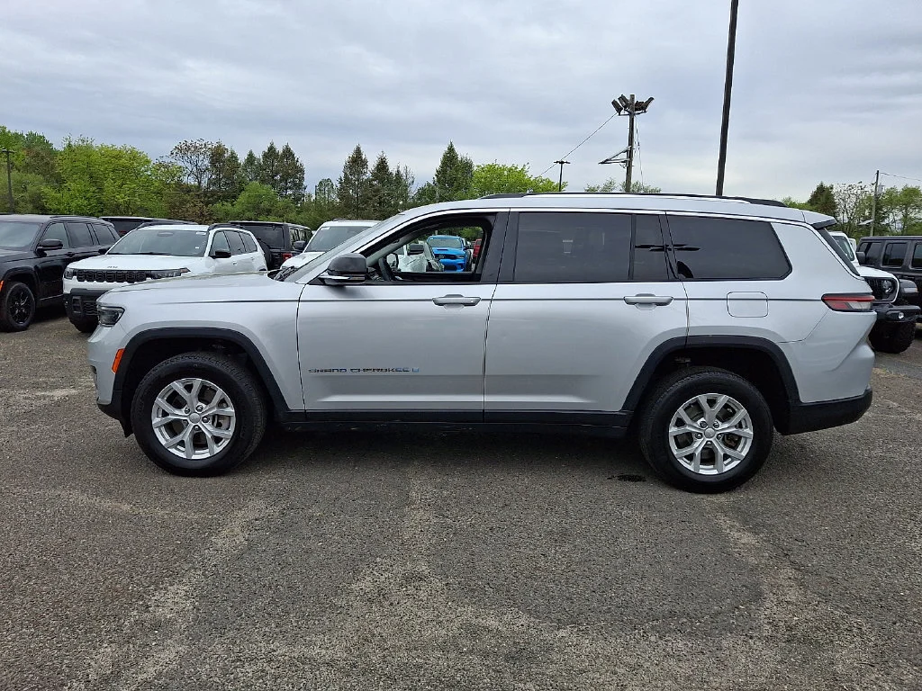 Used 2023 Silver Zynith Jeep Limited image 7
