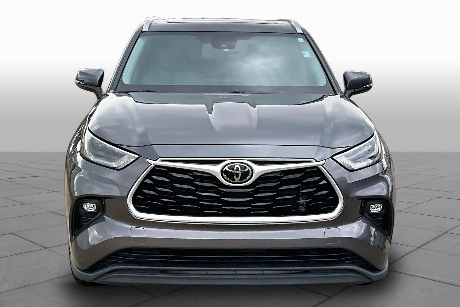 Used 2021 Magnetic Gray Metallic Toyota XLE image 4