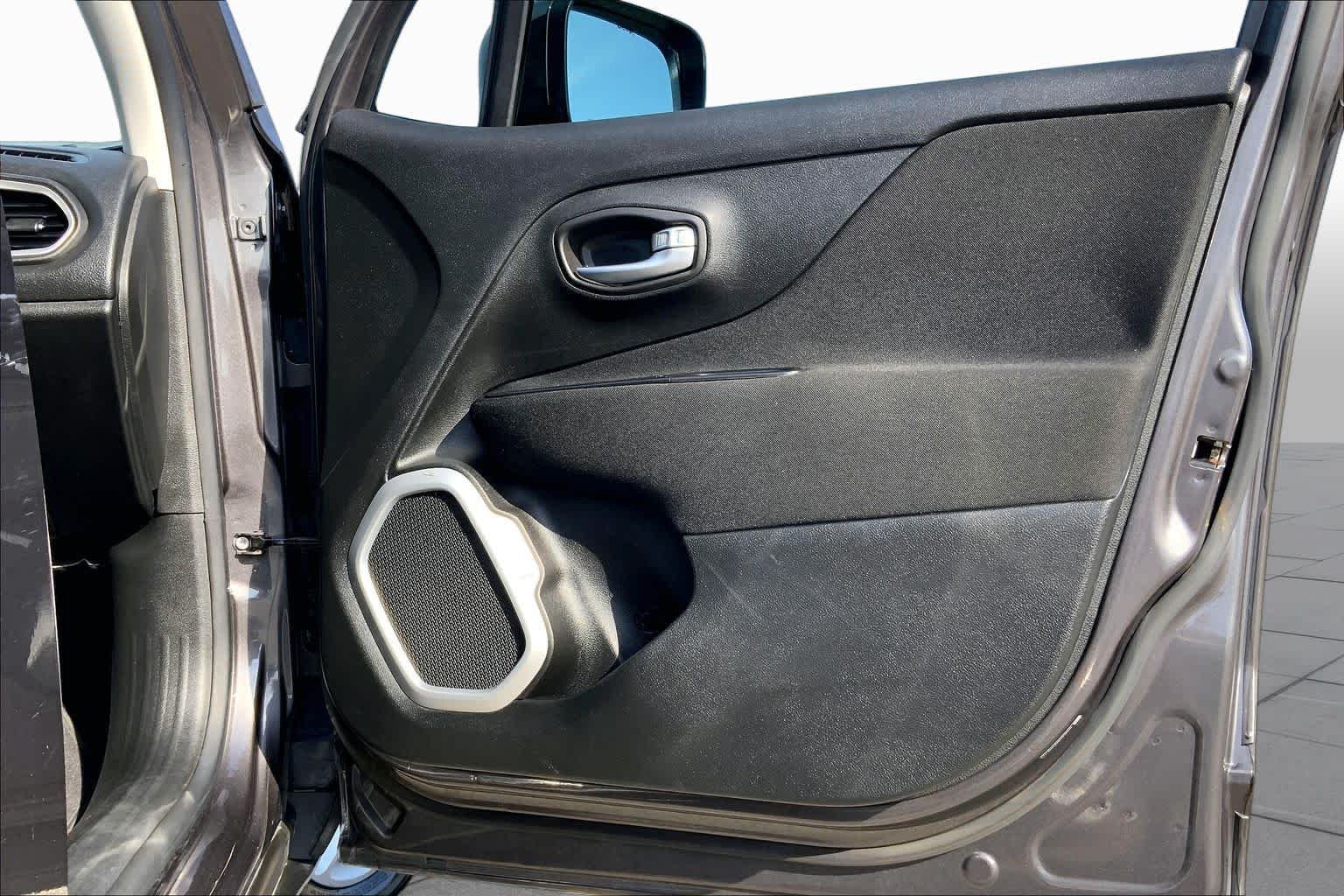 Used 2018 Granite Crystal Clearcoat Metallic Jeep Latitude image 23