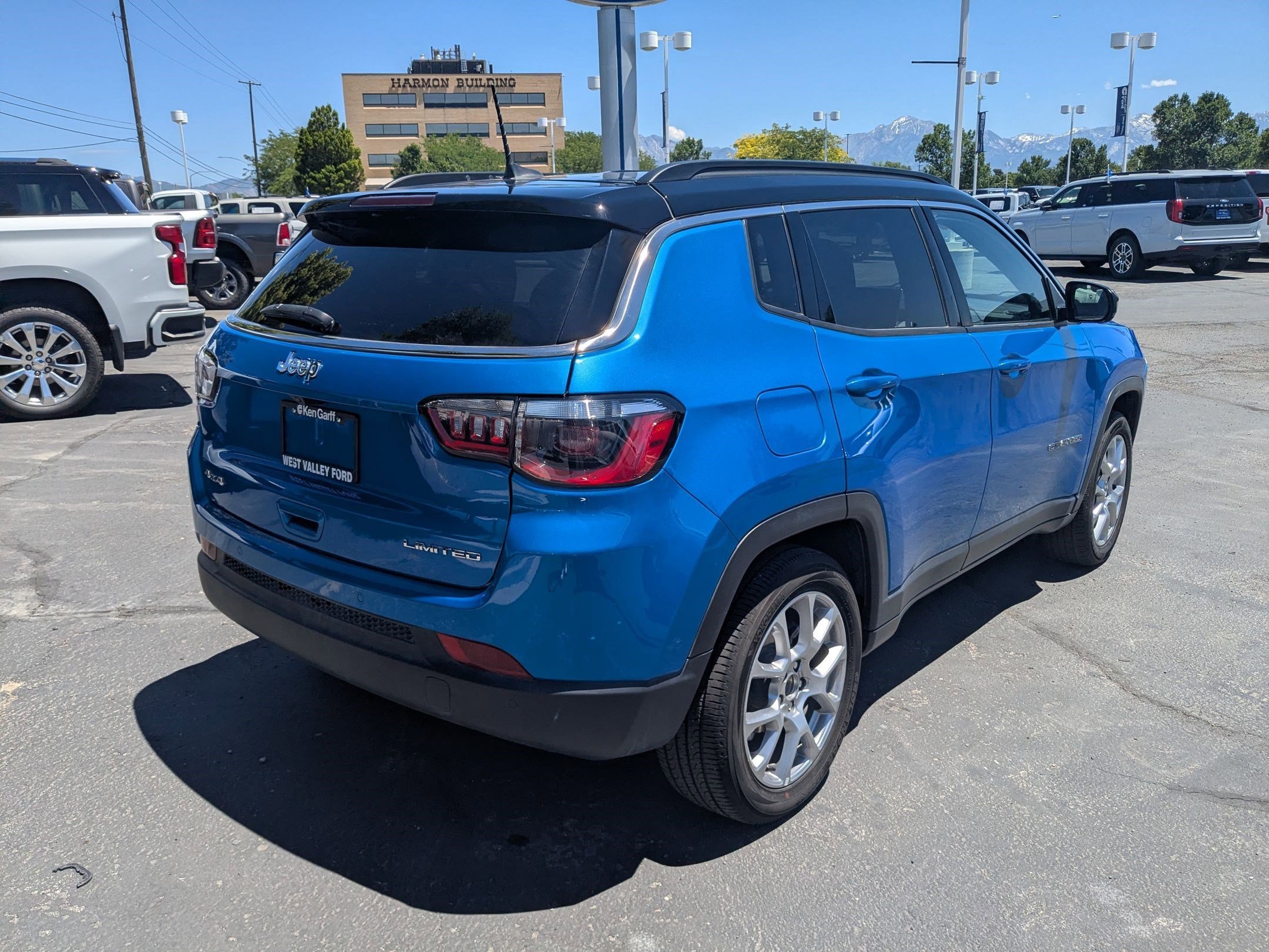 Used 2025 Hydro Blue Pearlcoat Jeep Limited image 3