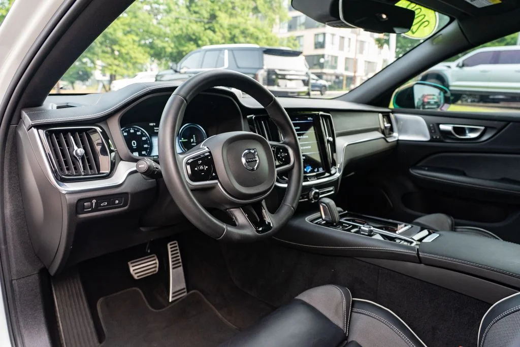 Used 2022 White Volvo T8 R-Design image 23
