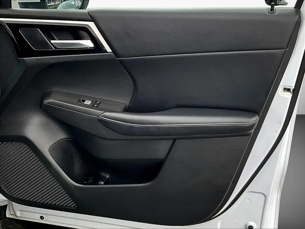 Used 2023  Mitsubishi SE image 28
