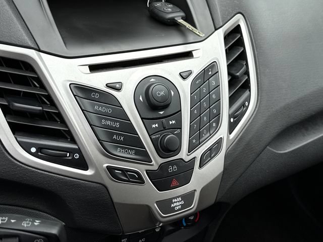 Used 2013 Ingot Silver Metallic Ford SE image 24