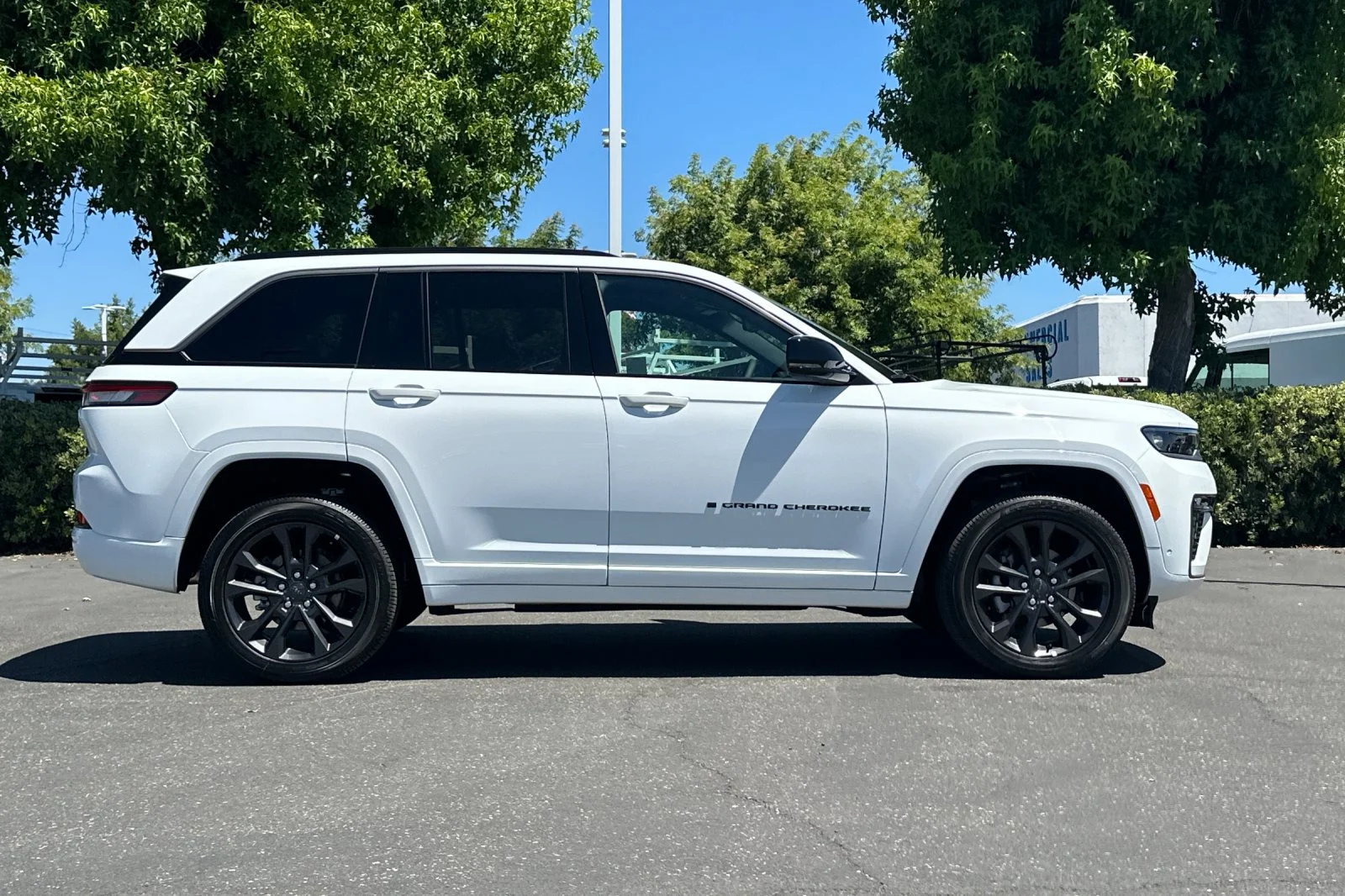New 2026 Bright White Clear-Coat Exterior Paint Jeep Limited Reserve image 3
