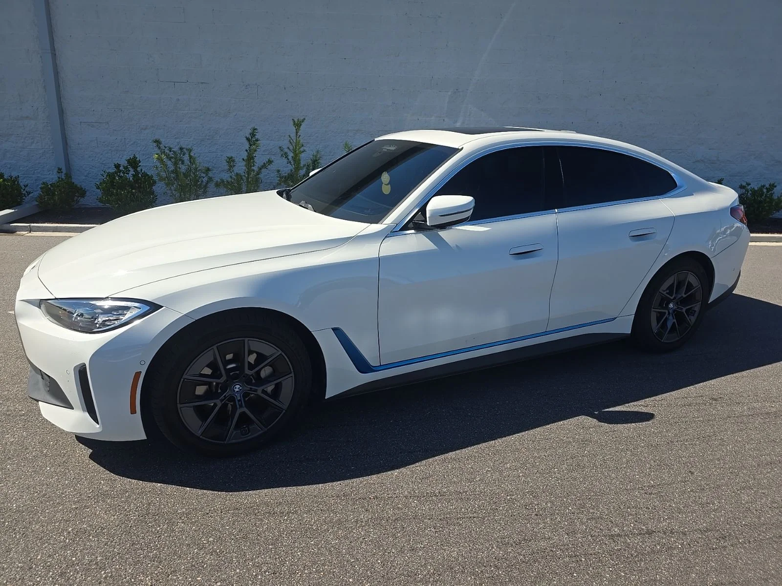 Used 2024 Alpine White BMW xDrive40 image 1