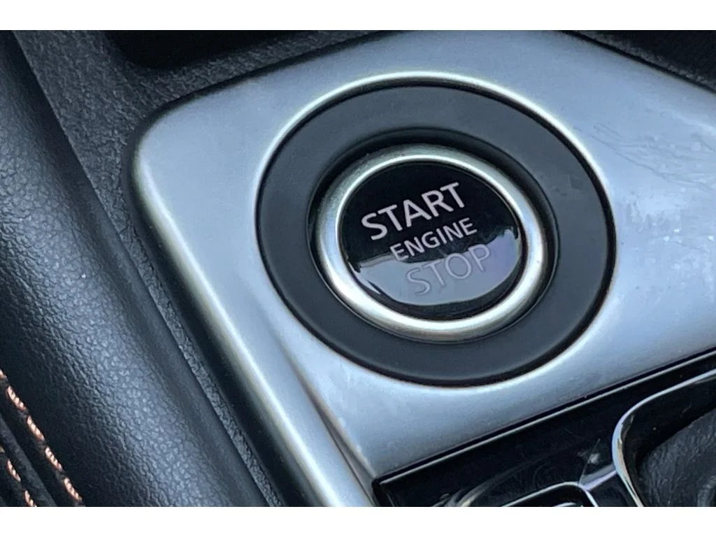 Used 2022 Aspen White TriCoat Pearl Nissan SR image 30
