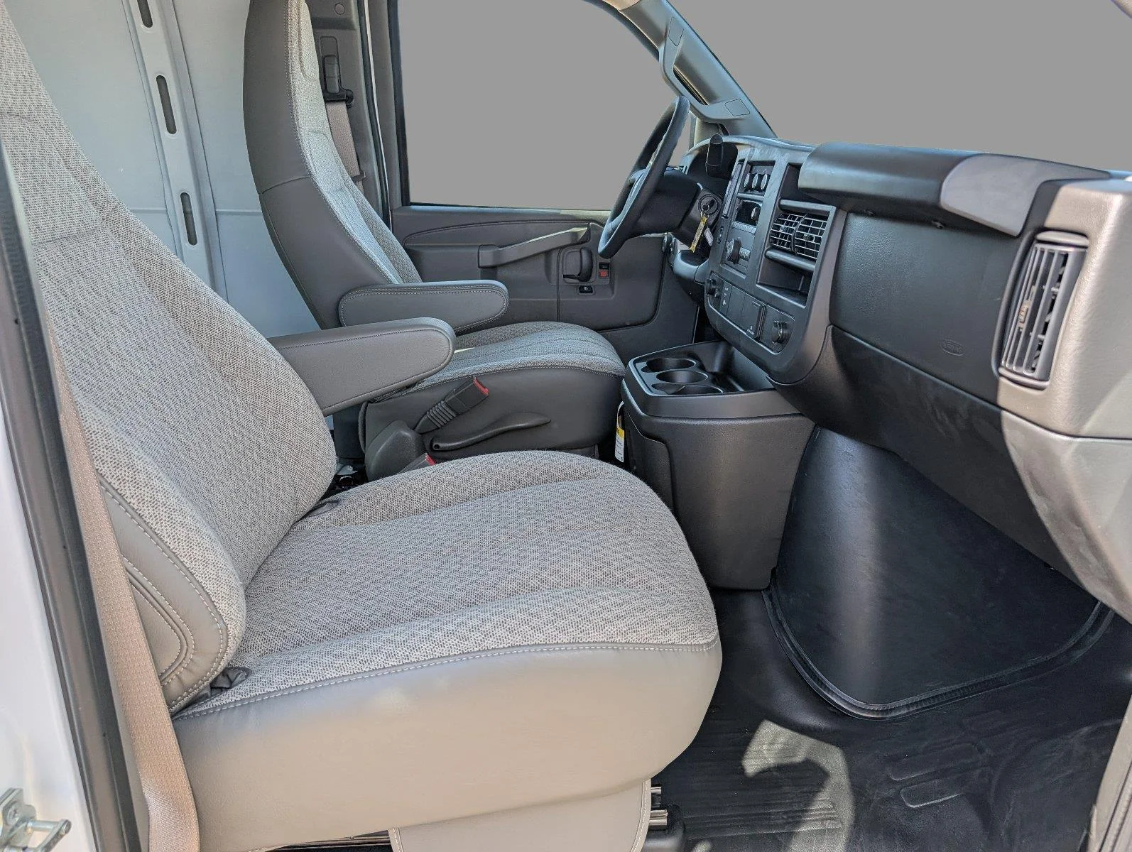 New 2026 Summit White GMC Work Van image 28