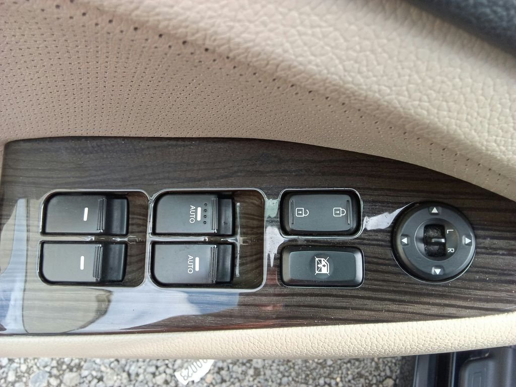 Used 2012 Black Kia EX image 16