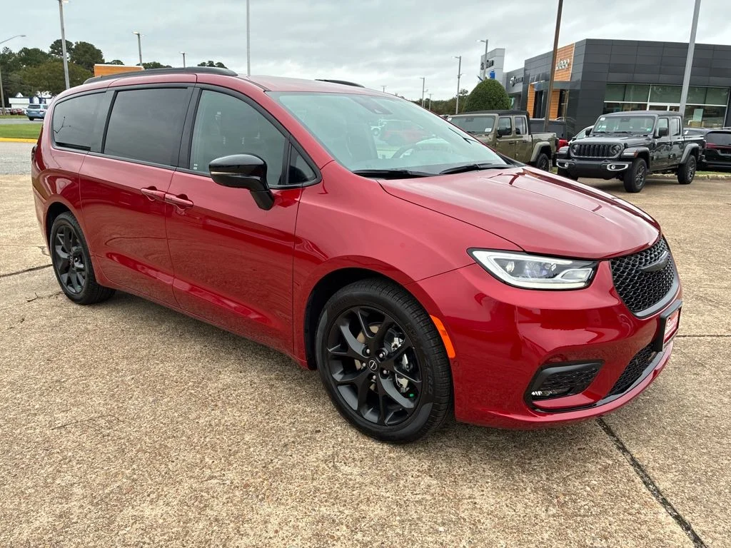 New 2026 Red Hot Pearl-Coat Exterior Paint Chrysler Select image 8