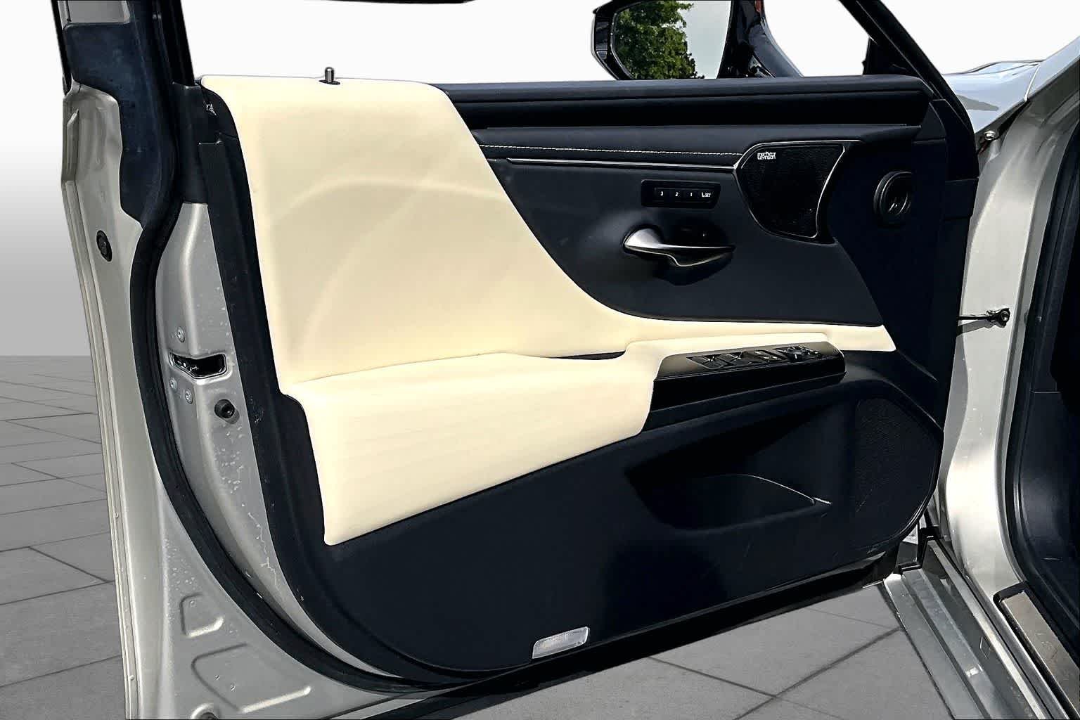Used 2022 Moonbeam Beige Metallic Lexus Ultra Luxury image 22