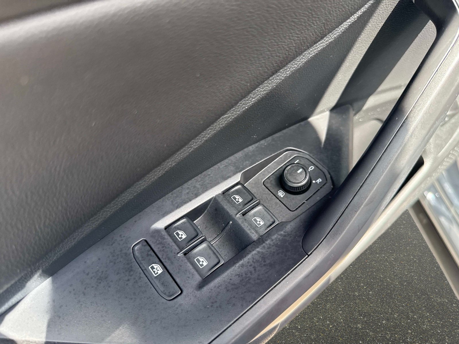 Used 2019 Platinum Gray Metallic Volkswagen R-Line image 17