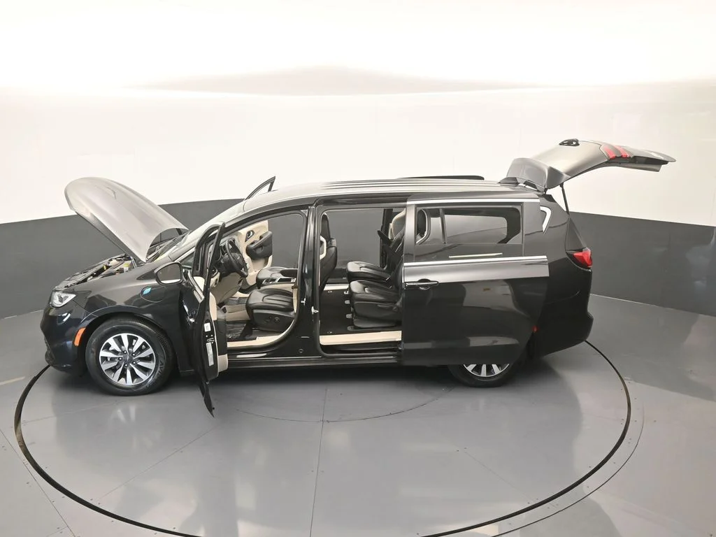 Used 2023 Brilliant Black Crystal Pearlcoat Chrysler Touring L image 65