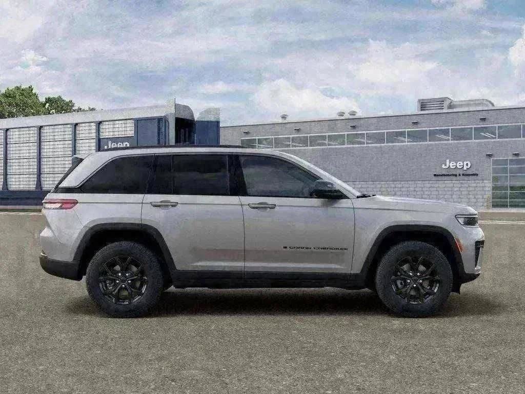 New 2026 Silver Zynith Exterior Paint Jeep Altitude image 55
