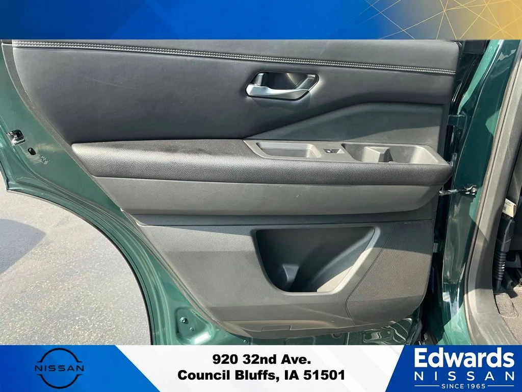 Used 2022 Black Nissan Platinum image 15