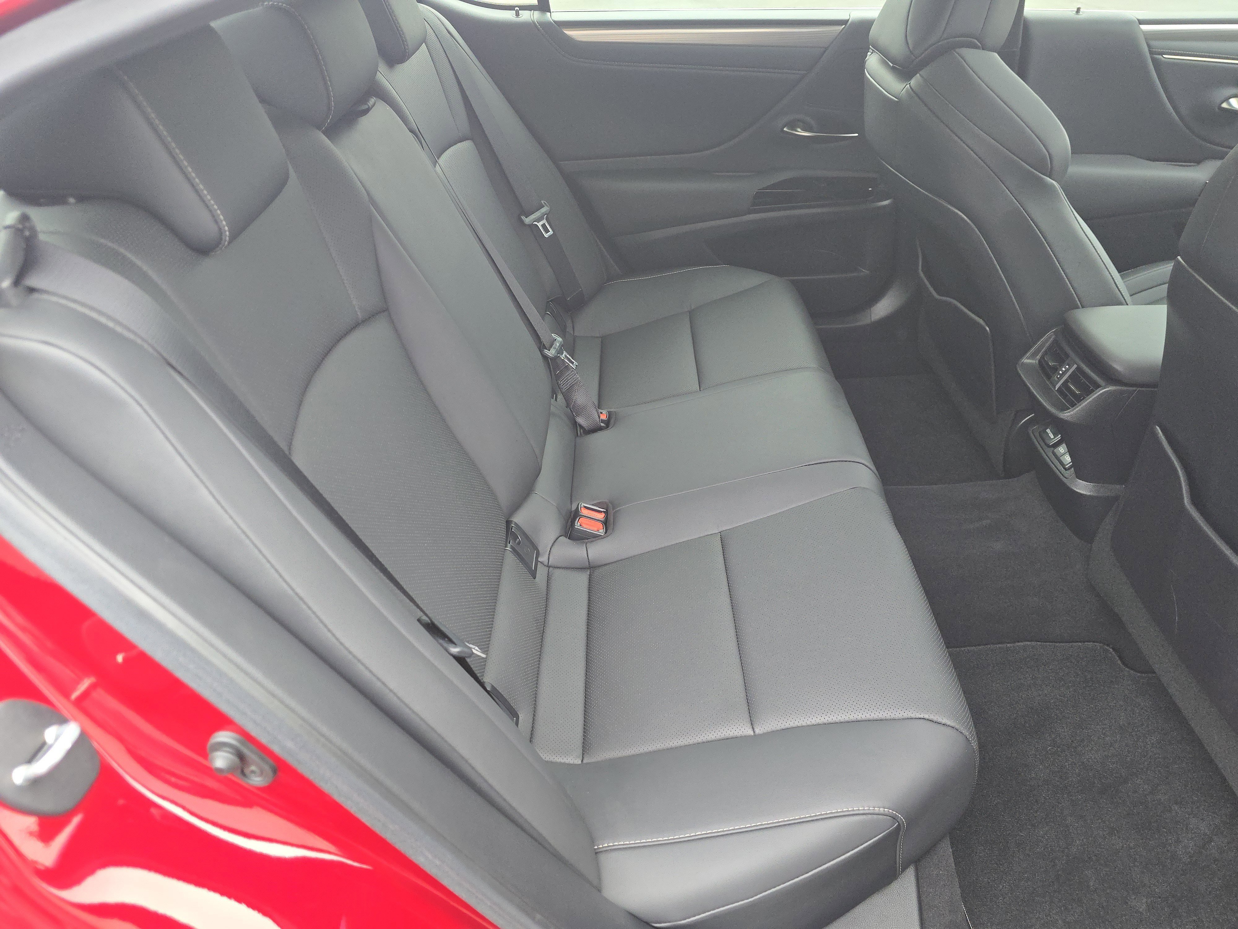 Used 2023 Matador Red Mica Lexus ES 350 F SPORT Handling image 17