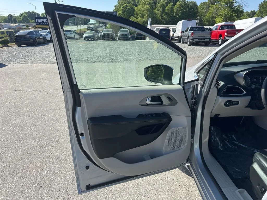 Used 2023 Silver Chrysler Touring L image 27