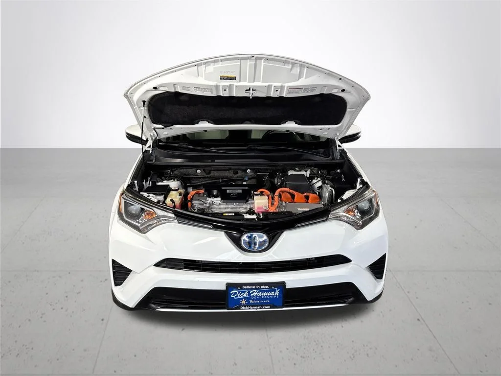 Used 2018 White Toyota LE image 21