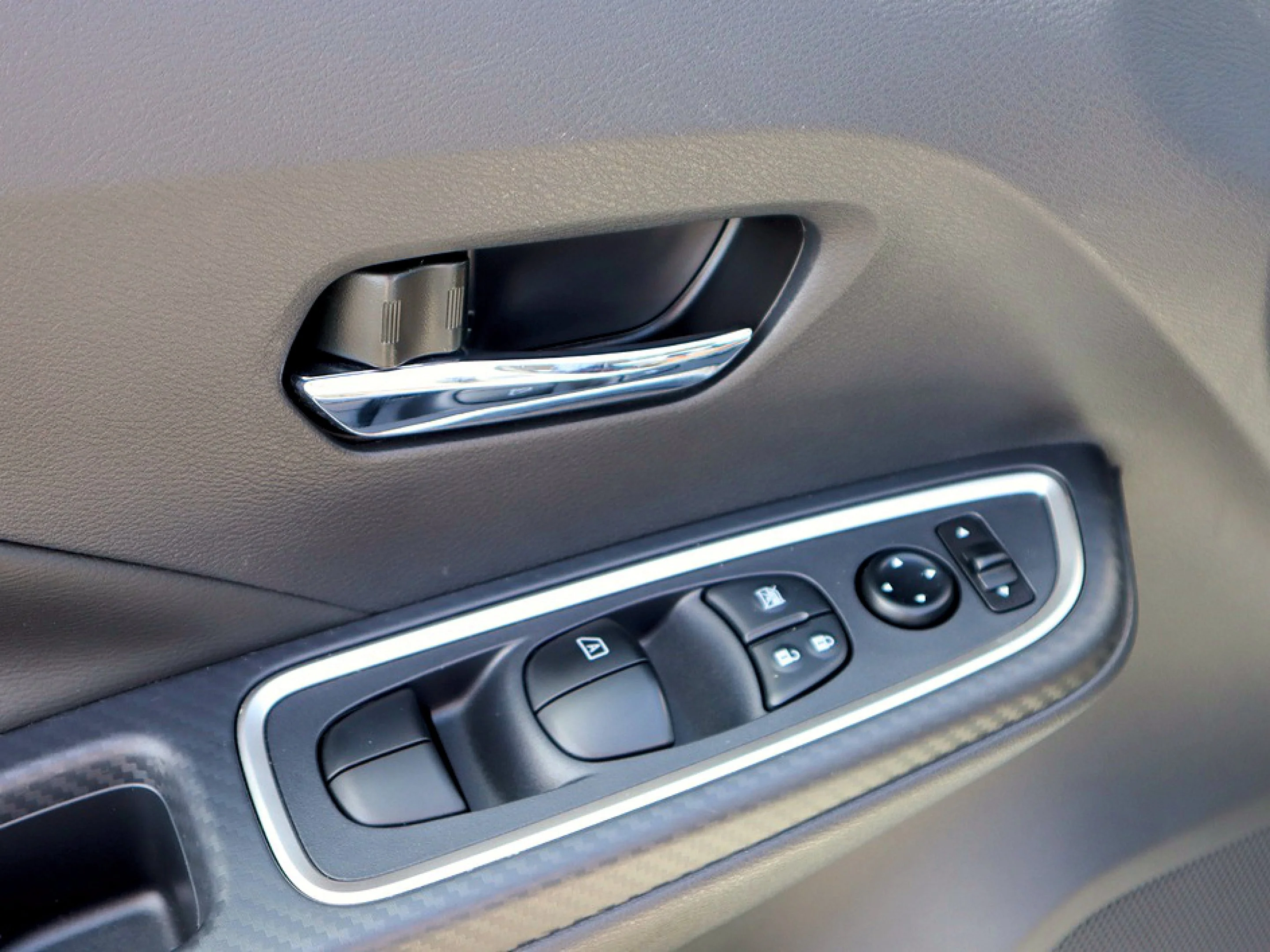 2025 Nissan Versa Sedan SR - Photo 9