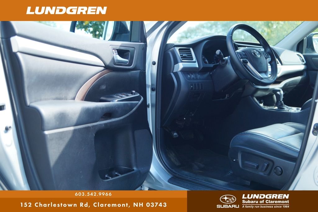 Used 2018 Silver Toyota XLE image 13