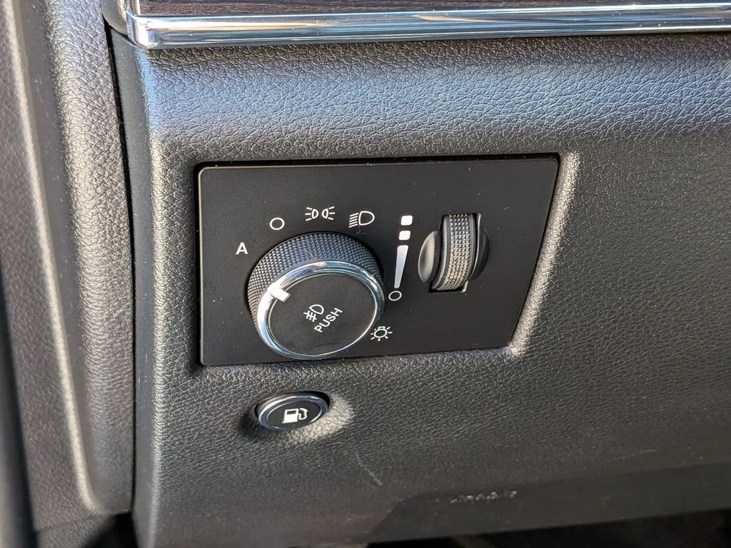 Used 2019 Blue Jeep Overland image 16