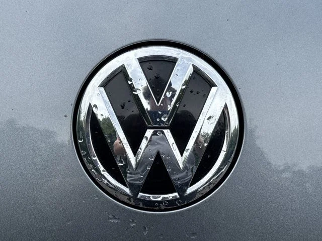 Used 2016 Silver Volkswagen 1.8T Classic image 9